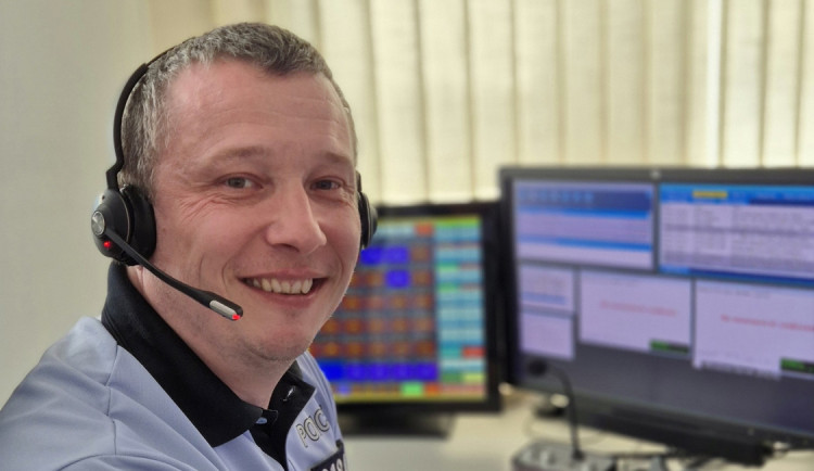 Další podvod byl odhalen včas. Manželka a policista zachránili muži úspory