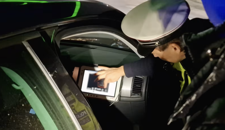 Rychlá jízda v obci i mobily za volantem. Policisté na jihu Moravy rozdávali pokuty