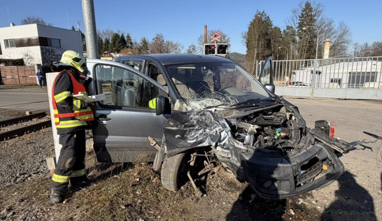 Vlak smetl na přejezdu auto, řidič osobáku z místa utekl