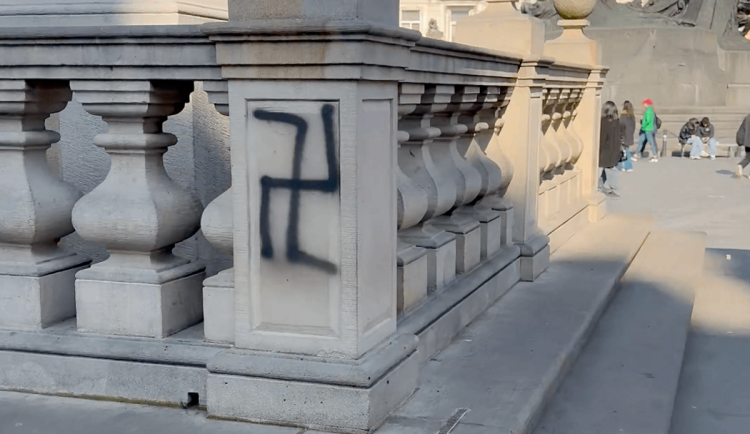 Vandal řádil u Mariánského sloupu. Na památku načmáral nacistický symbol