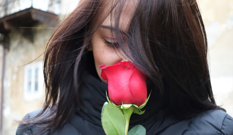 Ženy si k MDŽ přejí chvíle pro sebe, ukázal průzkum. Dostanou ale kytku