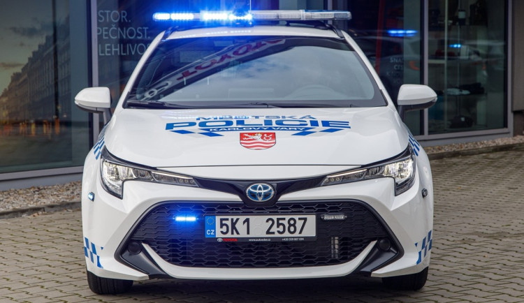 Malá holčička se sama pohybovala v centru města. Strážníci ji krátce poté předali matce