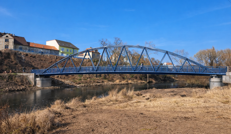 Začíná stavba nové lávky přes Radbuzu, umožní propojit Škodaland a Škoda sport park
