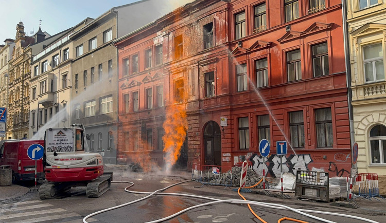 VIDEO: V ulici na Letné hořel plyn, hašení komplikovala malá kapacita hydrantů