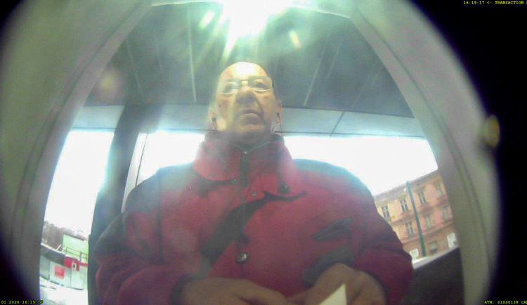 Podvodník z kradené karty vybral 150 tisíc. Policie hledá muže v červené bundě