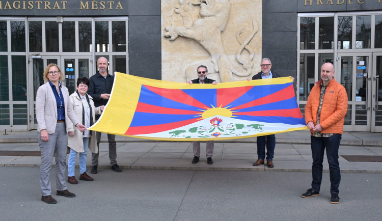 Vlajka pro Tibet vyvolala emoce. Lidé ji na sociálních sítích kritizují i chválí
