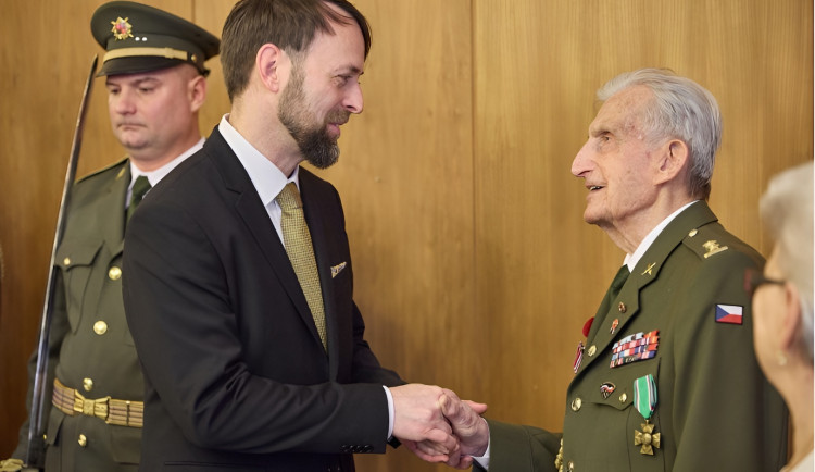 Veterán 2. světové války Josef Svoboda oslavil sto let a stále je aktivní