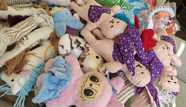 Vězni z Ostravě vyrábí hračky, putují k maminkám s dětmi v nouzi