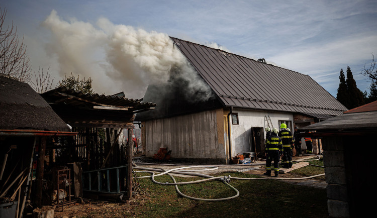 Sedm jednotek hasičů proti plamenům, v Nemojově hořel rodinný dům