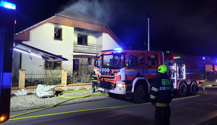 V Mistříně na Hodonínsku hořel rodinný dům, obyvatelé vyvázli bez zranění
