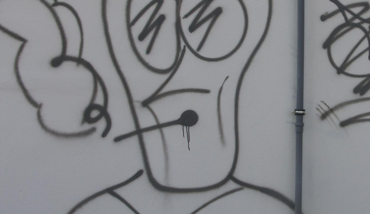 Sprejer poničil fasádu domu ve Strakonicích. Samozvaného umělce hledá policie