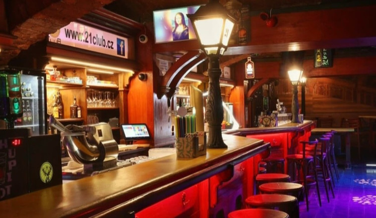 Diskriminace ve vyhlášeném klubu? Podle svědků odmítá vpouštět Romy a Ukrajince