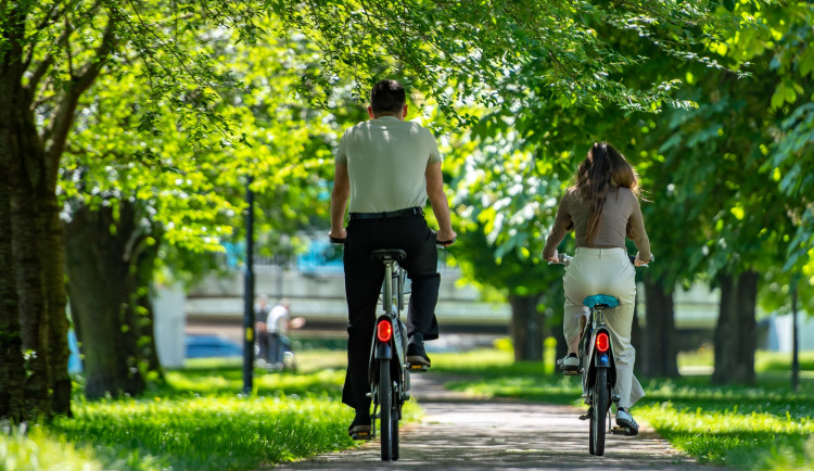 Sdílená kola se stala běžnou součástí dopravy v Ostravě, zájem stále roste