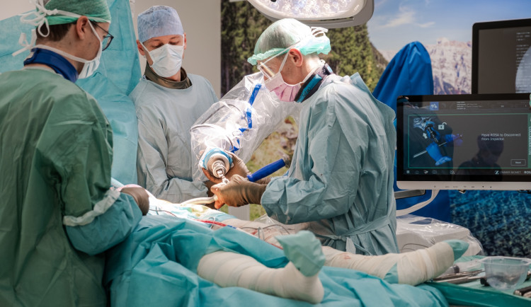 Robot místo skalpelu. V Budějovicích nově operují kyčelní klouby moderní metodou