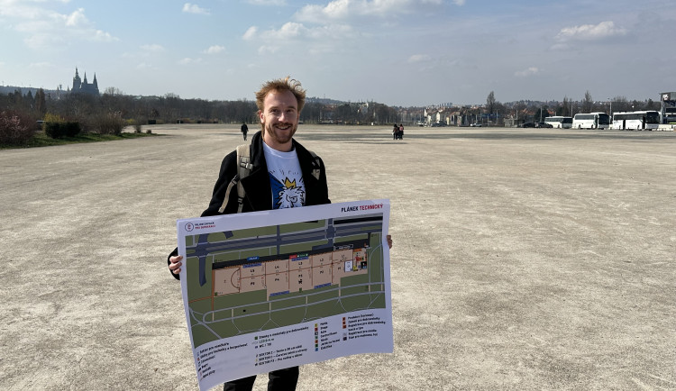 Stovky dobrovolníků, desítky záchodů, sekce pro rodiny. Jak bude vypadat demonstrace na Letné
