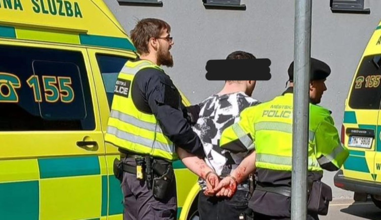 Zkrvavené ruce. Kvůli vraždě v centru Prostějova policie vyslýchá šestadvacetiletého muže
