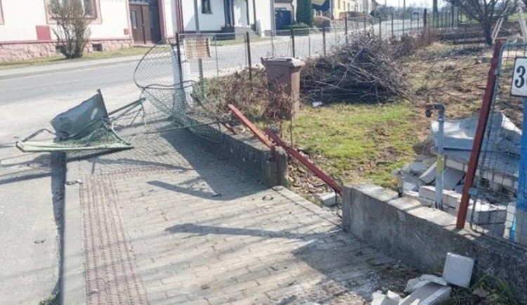 Řidič nákladního auta v Batelově vyjel na chodník, porazil plot a plynovou přípojku