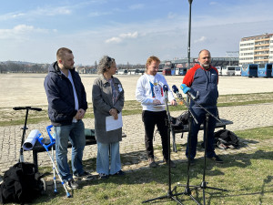 Stovky dobrovolníků, desítky záchodů, sekce pro rodiny. Jak bude vypadat demonstrace na Letné