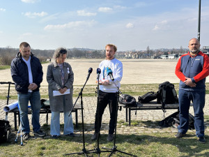 Stovky dobrovolníků, desítky záchodů, sekce pro rodiny. Jak bude vypadat demonstrace na Letné