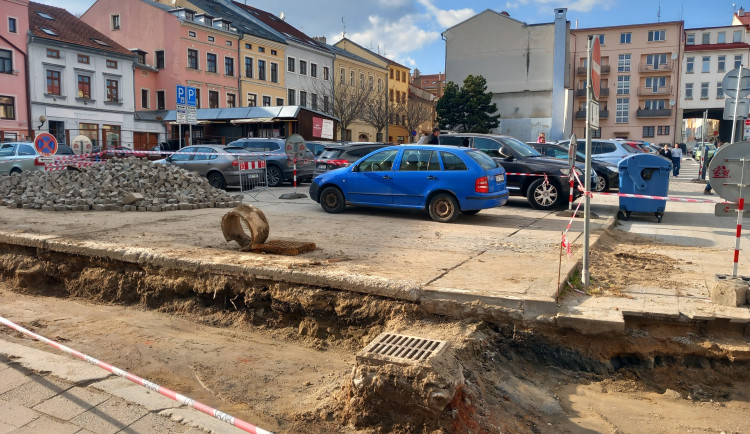 Parkování v Jihlavě XXX: Za Snahou je pořád místa dost, je potřeba sledovat značky
