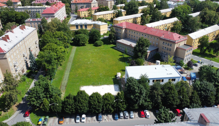 FOTO: V Porubě začne v dubnu výstavba podzemního parkoviště s hřištěm