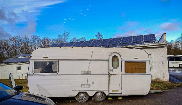 Fenka přežívala zavřená v karavanu. Na nový a milující domov teď čeká v útulku