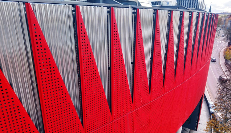 Na fasádě Horácké arény se začnou objevovat jména donátorů. Je jich více než 900