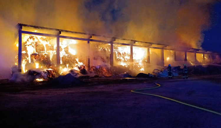 Dva rozsáhlé požáry za jednu noc. Hasiči bojovali s plameny v Psárově a Ševětíně