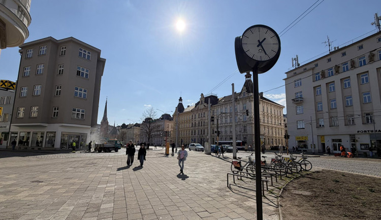 Na náměstí Hrdinů v Olomouci se vrátily hodiny. Lidé diskutují o podobě i poloze