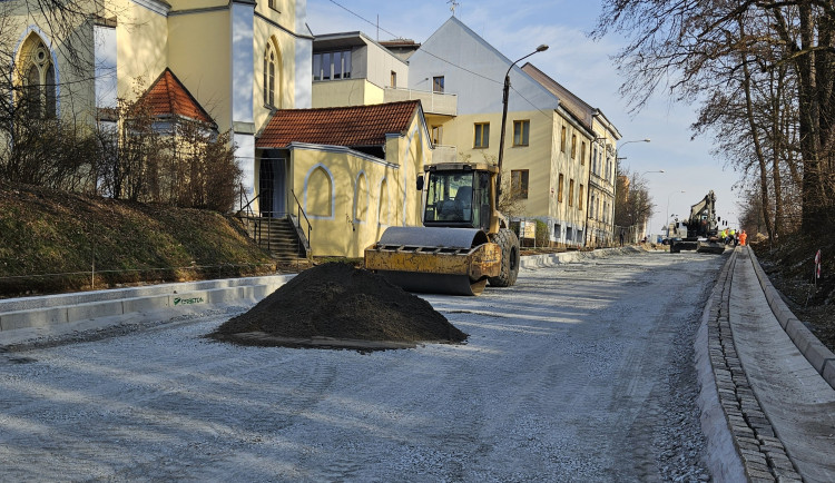 Nekonečná rekonstrukce Rolnického náměstí se dál protahuje. Hotovo bude až v srpnu