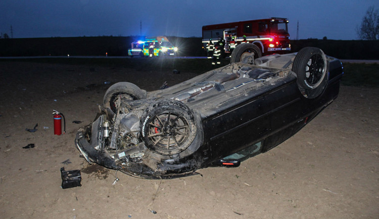 Hrozivý karambol u Kojetína. Mladík se v Octavii několikrát přetočil přes střechu