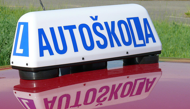 Desítky obviněných v kauze podplácení při získání řidičských průkazů