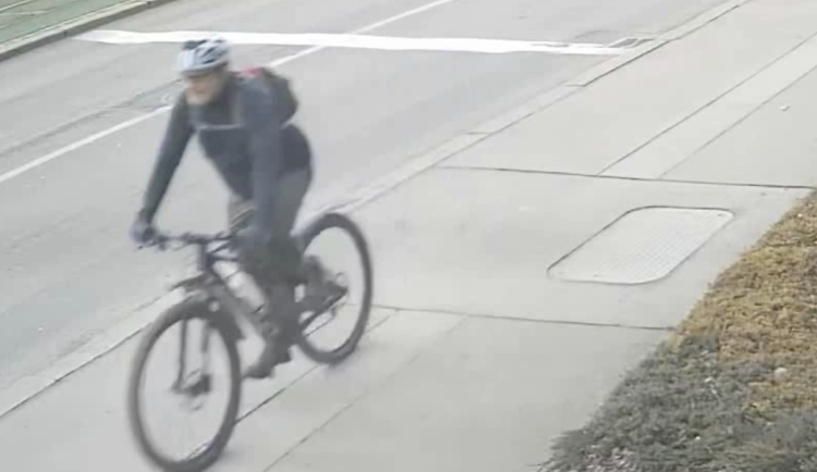 Dědoušek v Brně urazil cyklistu. Ten ho zbil, strčil pod auto a ujel