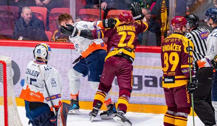 VIDEO: Frajer z druhé strany si to zasloužil, řekl k hokejové bitce útočník Dukly Havránek