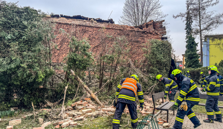 V Lošticích se zřítily zeď a střecha domu na chodník. Hasiči uklízeli trosky, nikdo nebyl zraněn