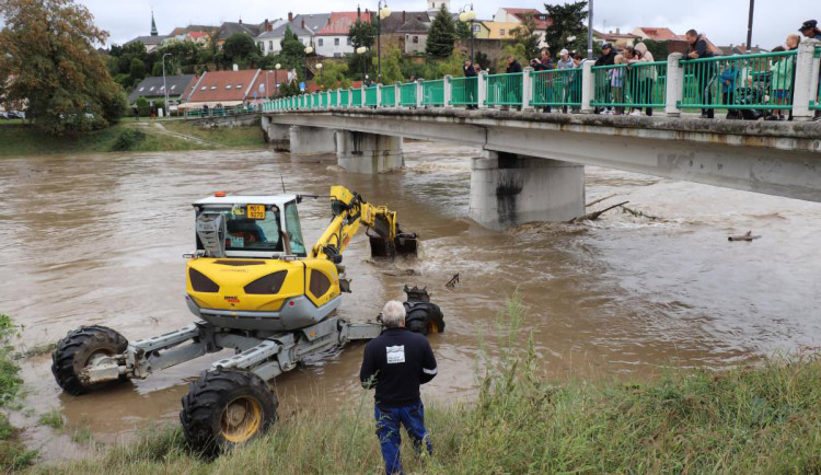 Konec nebezpečného lovení dřeva. Mosty v Přerově ochrání úprava Bečvy za 80 milionů