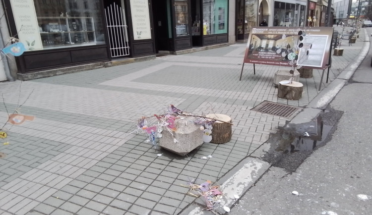 Co je to za lidi? Vandalové v Prostějově zničili velikonoční stromečky, které nazdobily děti