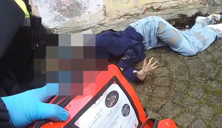 VIDEO: Kolaps po marihuaně a HHC. Hrozivý stav dívky v Šumperku zarazil i strážníky