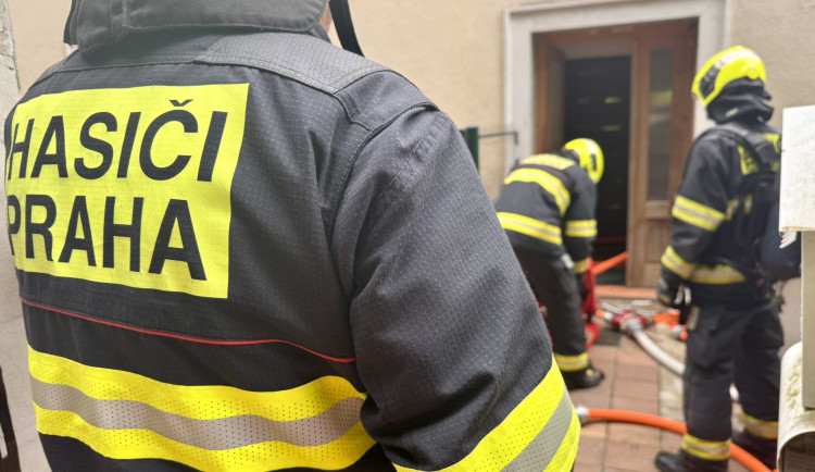 Při požáru bytu v Nuslích zemřel člověk, další dva hasiči zachránili