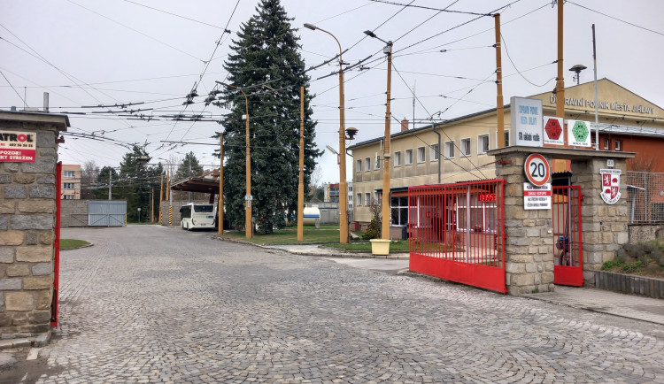 Drahá nafta? V Jihlavě mohou řidiči stále natankovat pod 45 korun