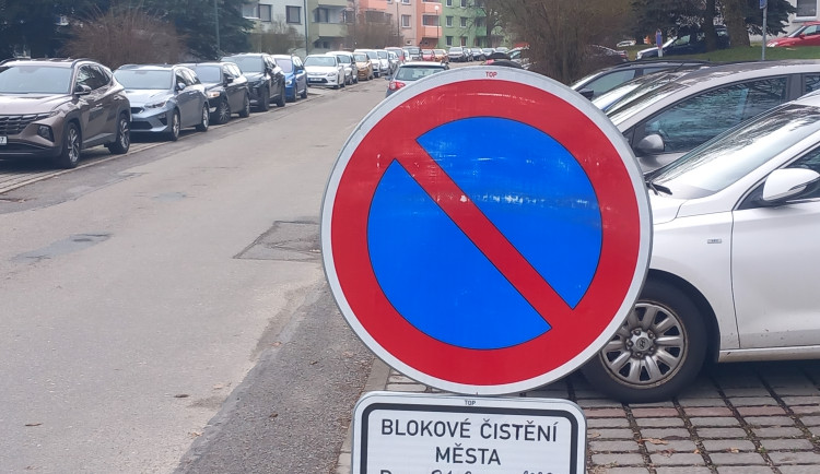 Parkování v Jihlavě XXXI.: Na Březinkách stojí stovky aut zadarmo. Do rána musí zmizet