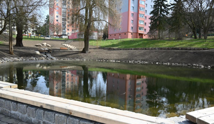 Drahovický rybníček v Karlových Varech se proměnil, otevře se v květnu