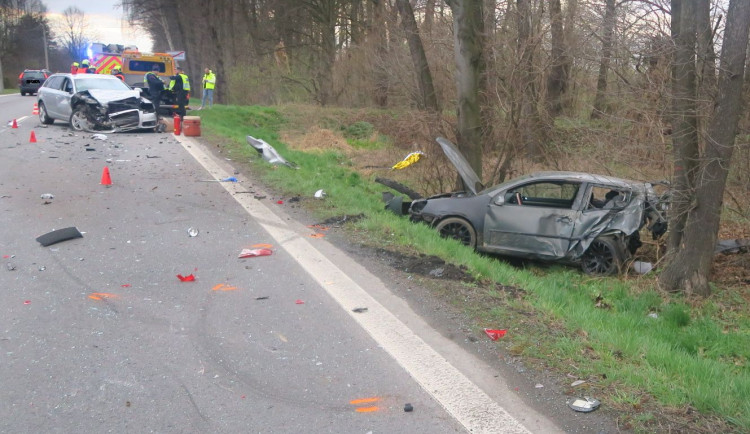 Řidič Golfu nezvládl předjíždění, dostal smyk a způsobil nehodu