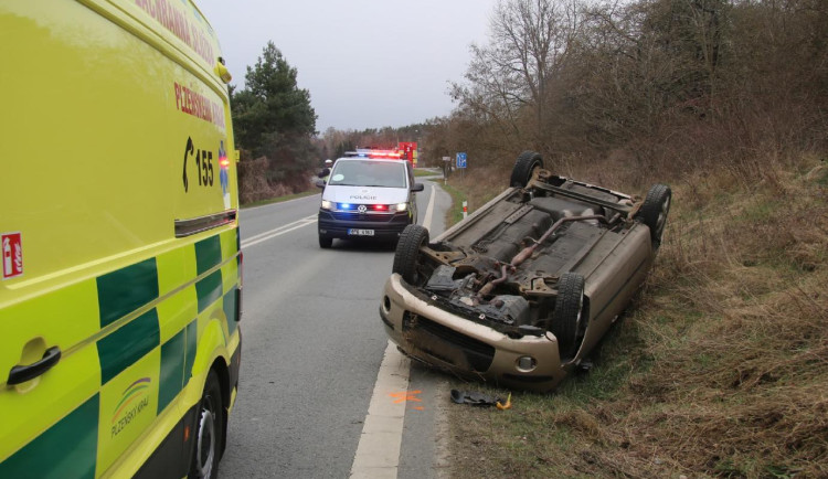 Při kuriózní nehodě otočil řidič auto na střechu, nebezpečně experimentoval
