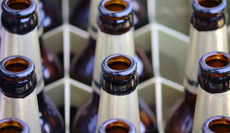 Trik s basami od piva nevyšel. Kvůli třem stovkám hrozí muži i vězení