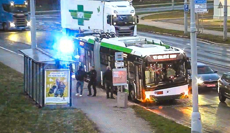 Agresor napadal pasažéry v trolejbusu. Tvrdě ho srovnal jeden statečný cestující