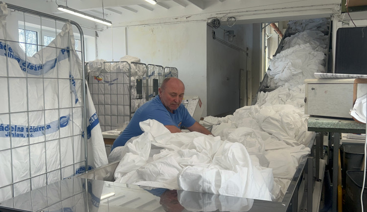 VIDEO: Tady se pere pro nejlepší hotely v zemi. Jihlavská prádelna jede naplno