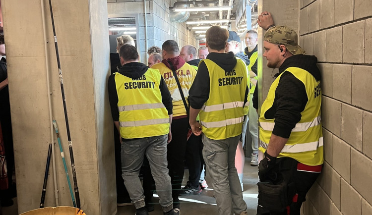 VIDEO: Fanoušci Dukly odešli na chodbu, kotel ztichl. Spor se security řešilo i vedení klubu
