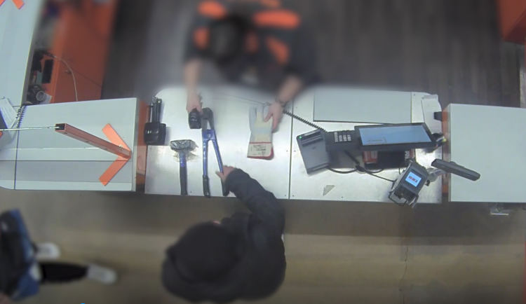 VIDEO: Gang zlodějů řádil v Praze. Dveře rozbíjel kladivem a vykrádal prodejny a auta