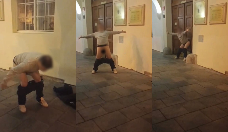 Obnažený protest před radnicí. Zástupce Dynama bušil holým zadkem na vrata radnice